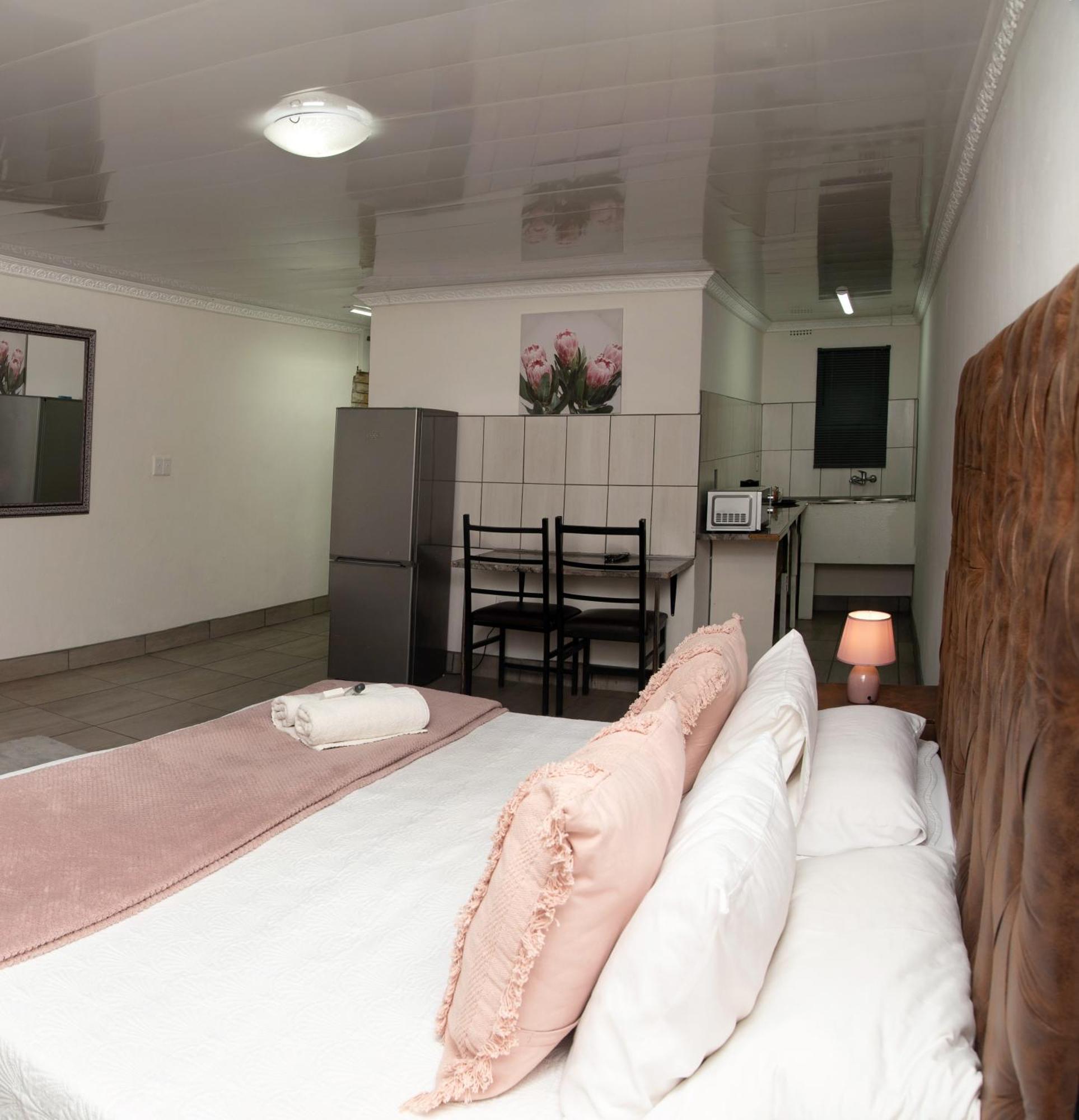 Gold Guest & Conference Bed and Breakfast Welkom Buitenkant foto